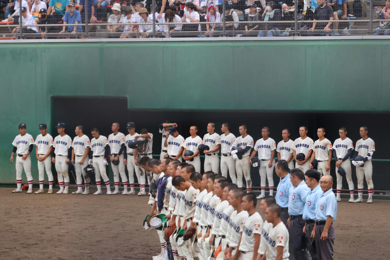 5回コールドで敗戦し、習志野の校歌を聞く、銚子商の選手たち（撮影・保坂淑子）
