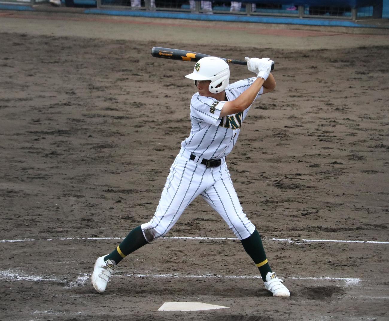 箕面学園対桜宮　打席に立つ箕面学園4番の古野真之介外野手（撮影・林亮佑）