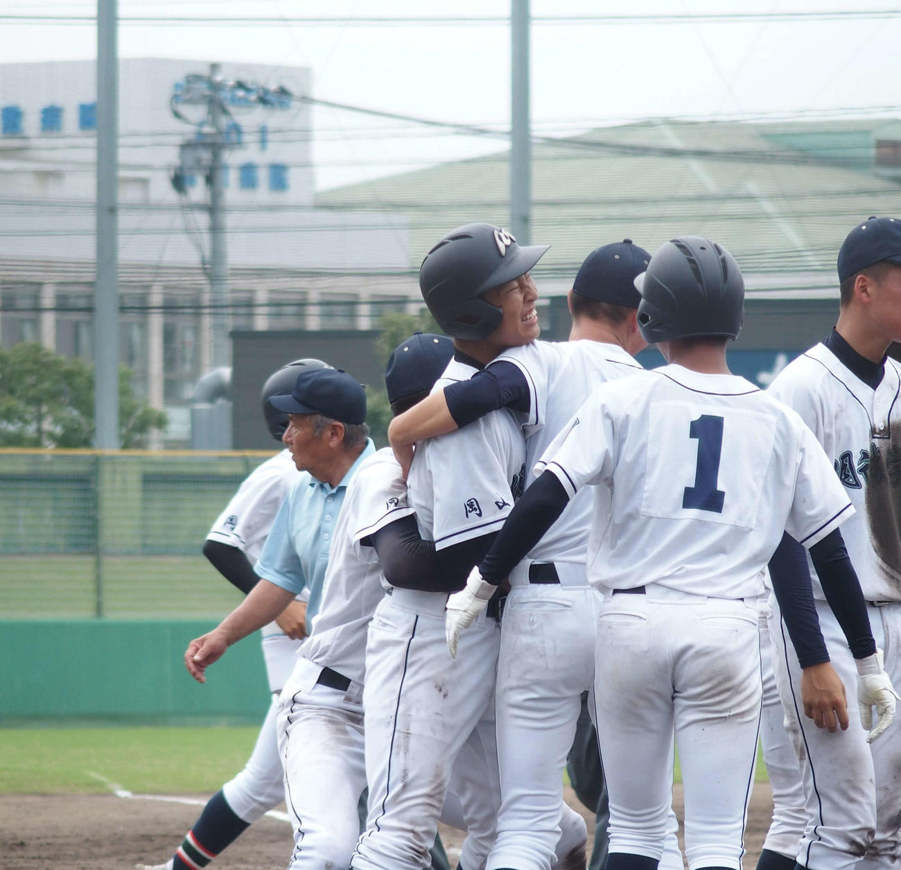 勝山対明誠学院　9回にサヨナラ打を打ってチームメイトと喜ぶ明誠学院・赤木（撮影・永田淳）