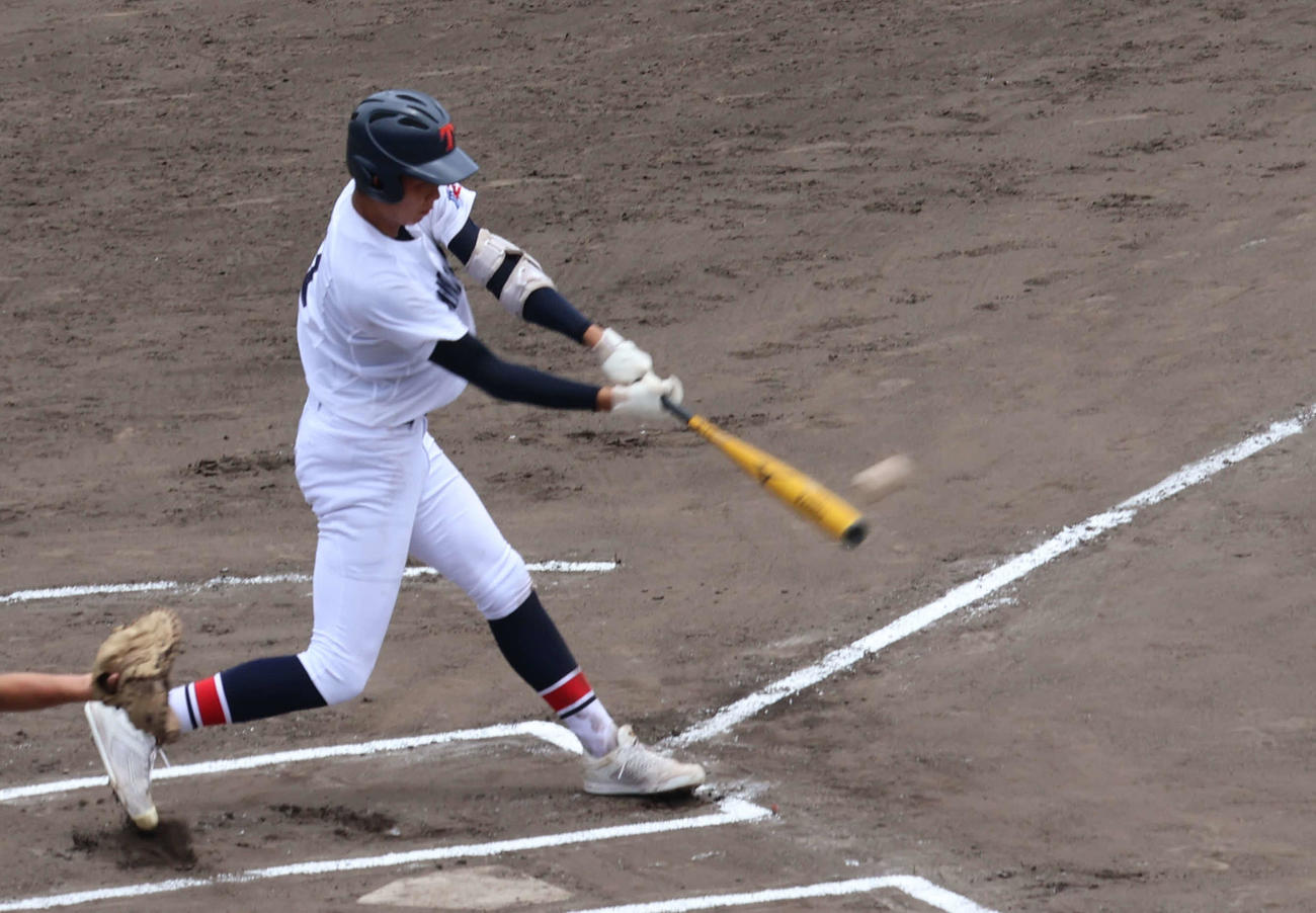 10回無死二、三塁のチャンスで決勝打となる2点適時打を放つ滝川二・坂井（撮影・原田竣矢）