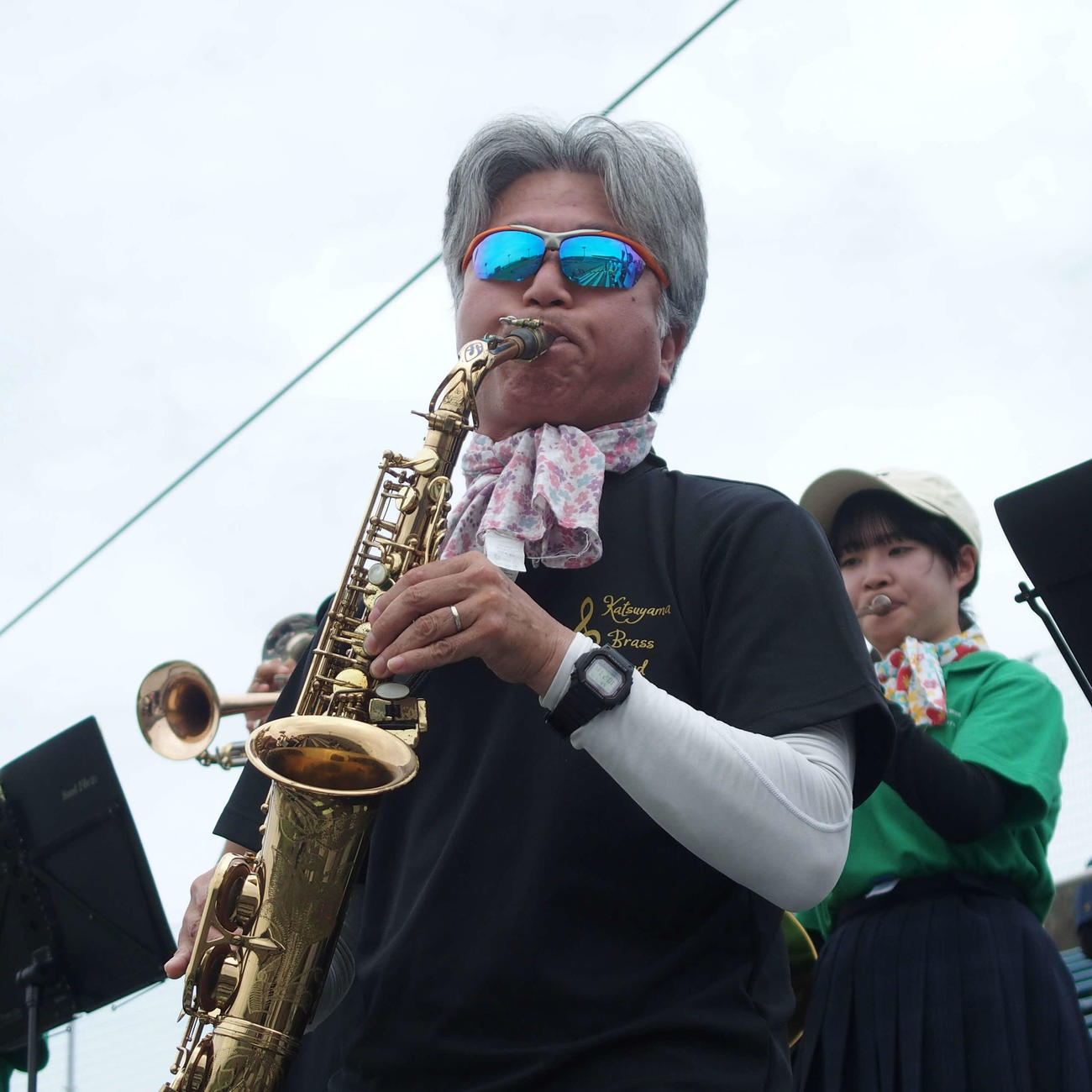 明誠学院対勝山　応援席でサックスを吹く勝山の吹奏楽部顧問・金田徹教諭（撮影・永田淳）