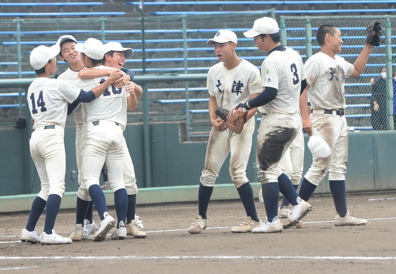 熊本大会　大津対小川工　試合に勝利し喜びを爆発させる大津ナイン（撮影・佐藤究）