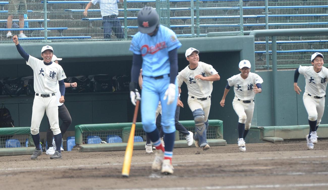 熊本大会　大津対小川工　試合に勝利し笑顔を見せる橋本監督（左）（撮影・佐藤究）