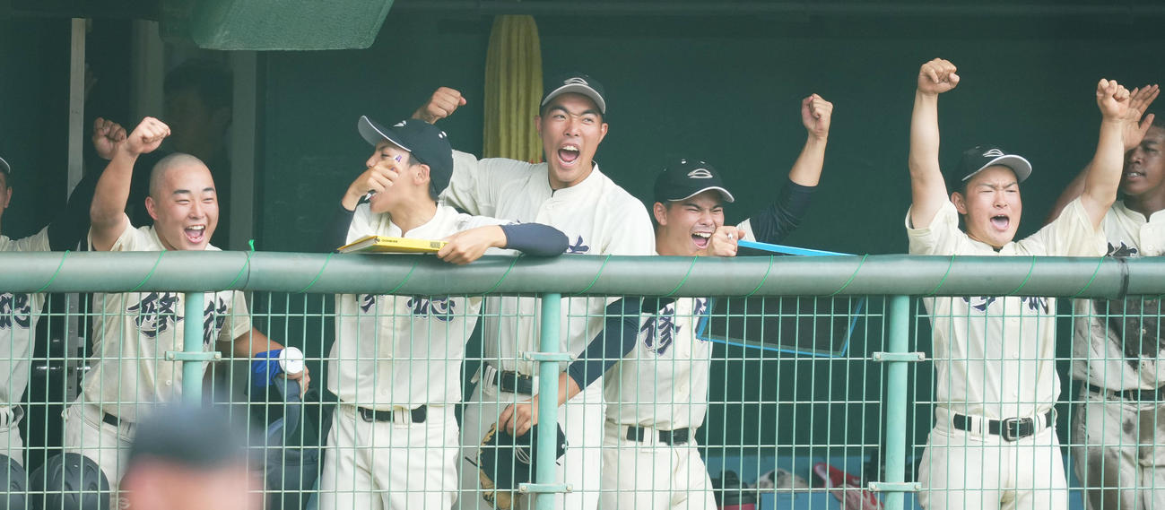 修徳対江戸川　4回表修徳2死二塁、染田の適時打にベンチで喜ぶ篠崎（中央）らナイン（撮影・菅敏）