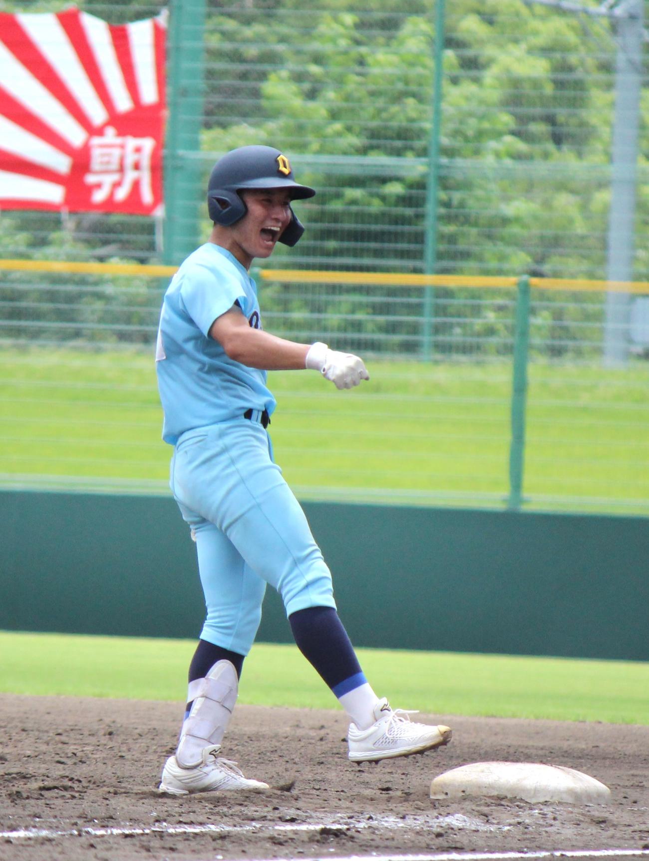 近江対伊香　5回、決勝の中前打を放った近江・横田悟（撮影・柏原誠）