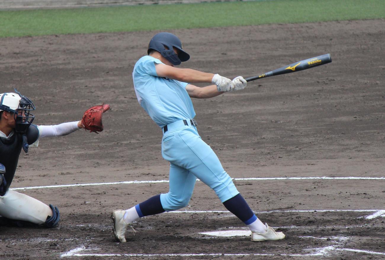 近江対伊香　6回、代打で右前適時打を放つ近江・平井諒（撮影・柏原誠）