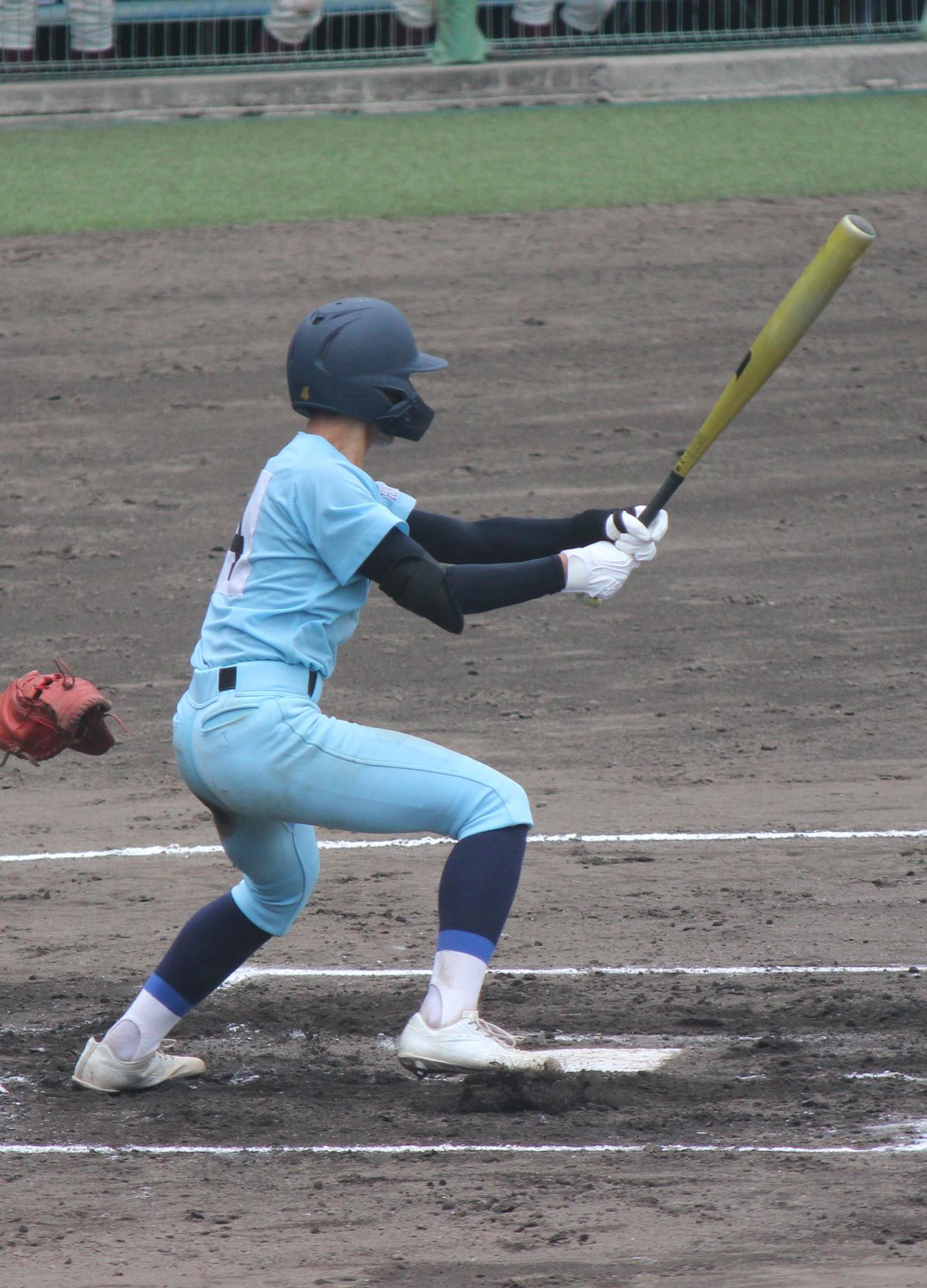 近江対伊香　6回、左前適時打を放つ近江・中川（撮影・柏原誠）