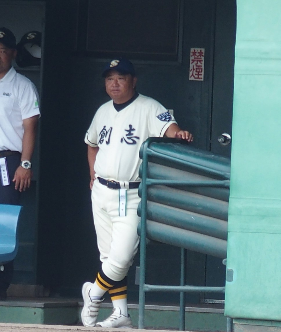 創志学園対岡山南　創志学園の監督として初めて夏の大会に臨む門馬敬治監督（撮影・永田淳）
