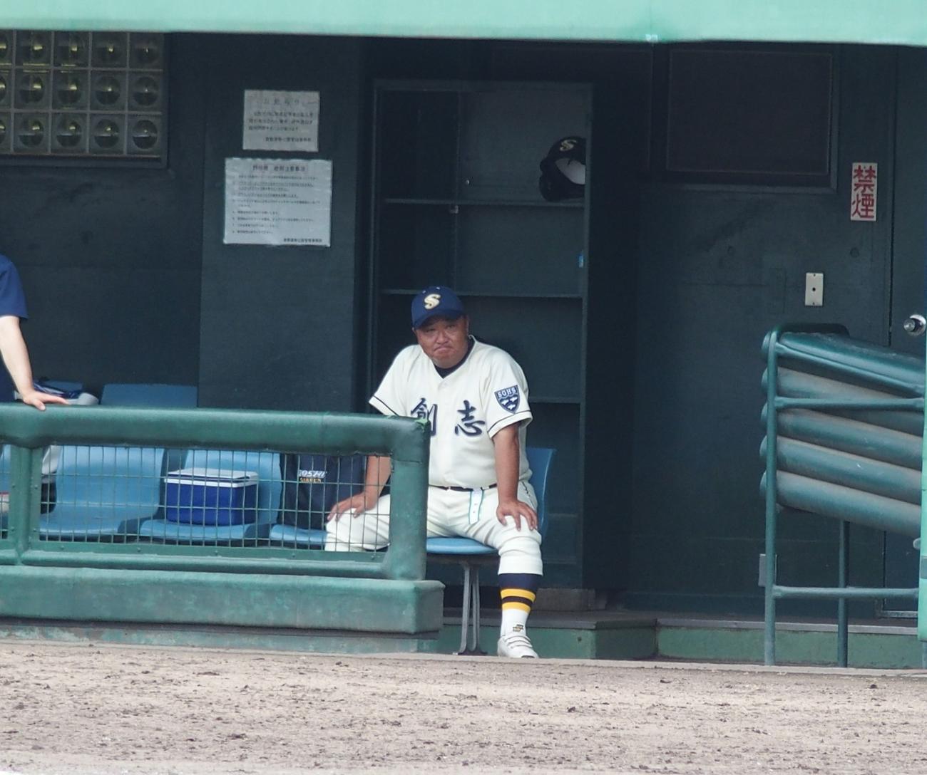 創志学園対岡山南　創志学園の監督として初めて夏の大会に臨む門馬敬治監督（撮影・永田淳）