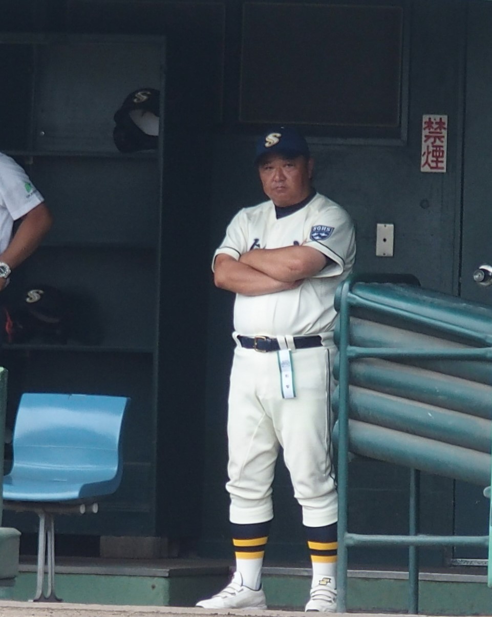 創志学園対岡山南　創志学園の監督として初めて夏の大会に臨む門馬敬治監督（撮影・永田淳）