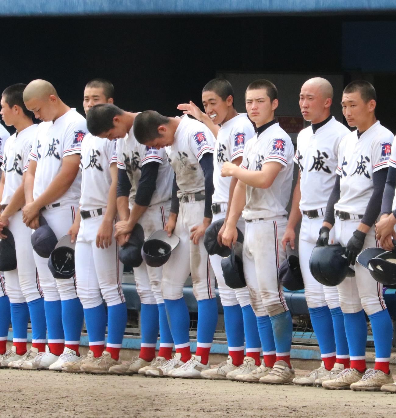　太成学院大高の平田（右から4人目）は試合後に泣く選手の背中をたたく（撮影・林亮佑）