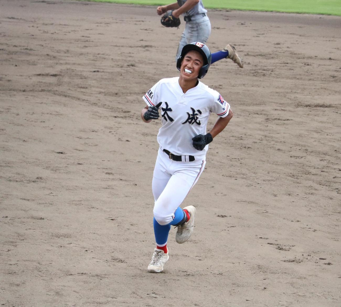 6回2死一、二塁、太成学院大高・平田は代打で右飛に終わるが、ベンチに戻りながら笑顔を見せる（撮影・林亮佑