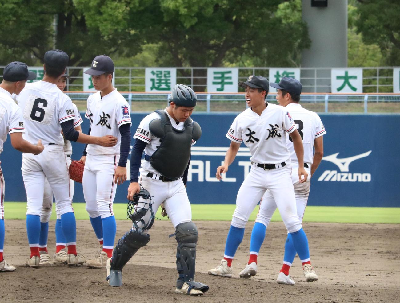太成学院大高・平田が伝令としてマウンドで指示を伝える（撮影・林亮佑）