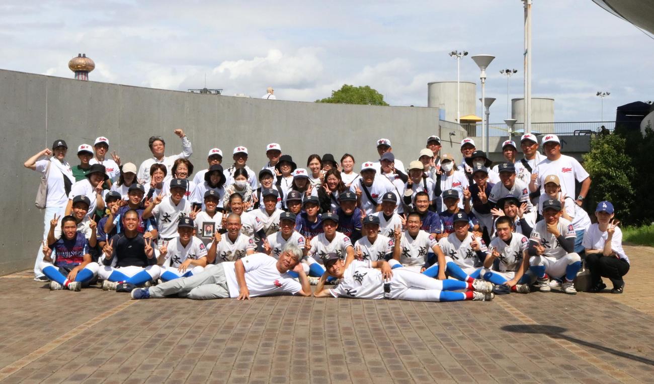 太成学院大高の3年生は最後の試合を終えて笑顔で保護者と写真におさまる（撮影・林亮佑）