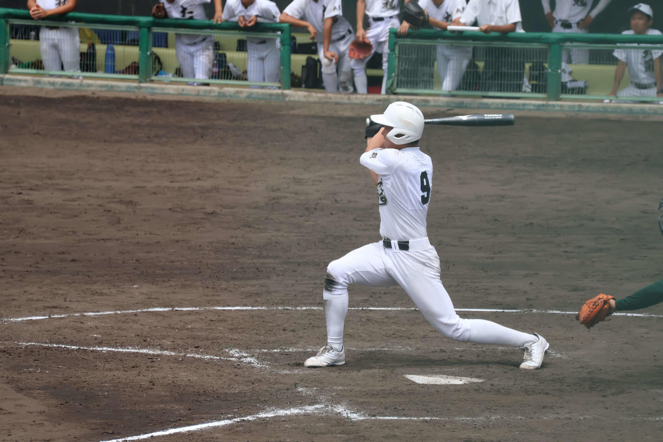 4回に安打を打つ大冠・藤谷（撮影・安岡拓磨）