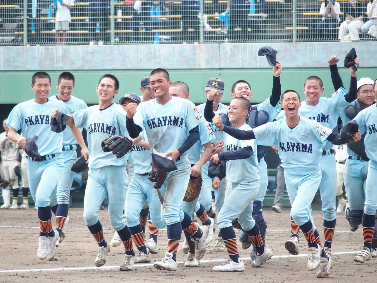 岡山南対創志学園　創志学園に勝利して喜ぶ岡山南ナイン（撮影・永田淳）