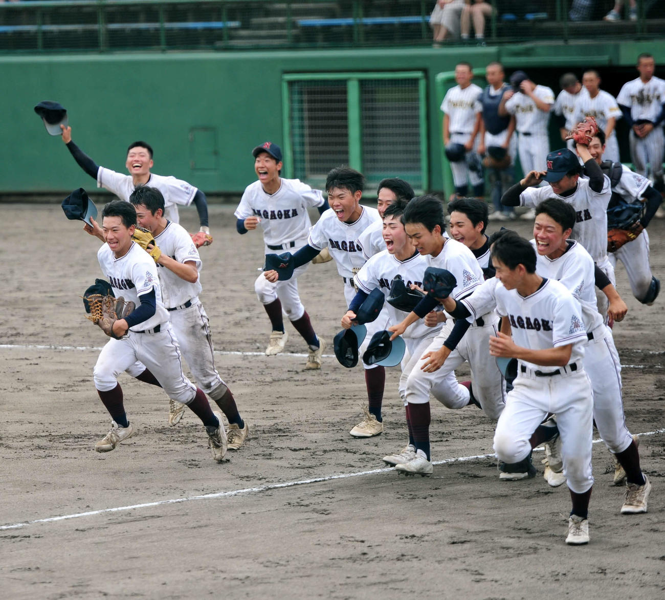 長岡対帝京長岡　笑顔でスタンドにあいさつに向かう長岡ナイン