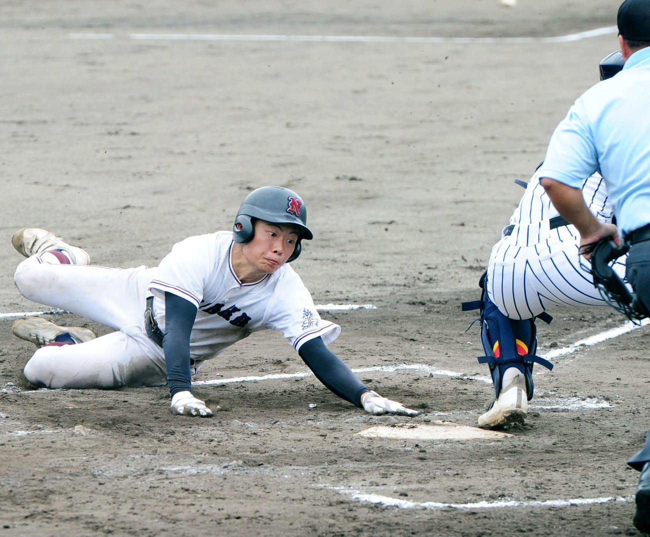 長岡対帝京長岡　2回の冨塚の中前打で、二塁から生還する中沢
