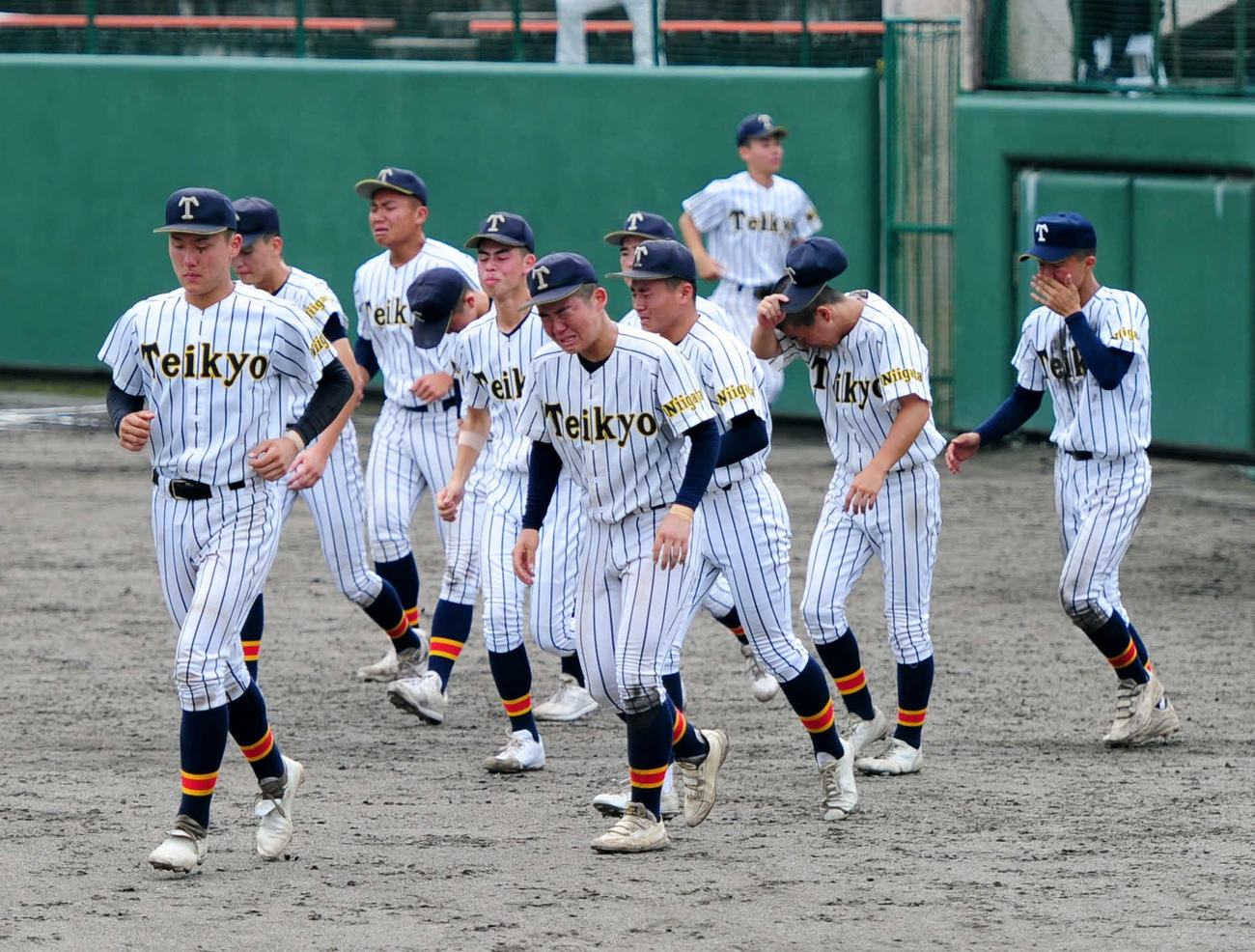 長岡対帝京長岡　3回戦、7回コールドで敗れ、涙を流す帝京長岡ナイン