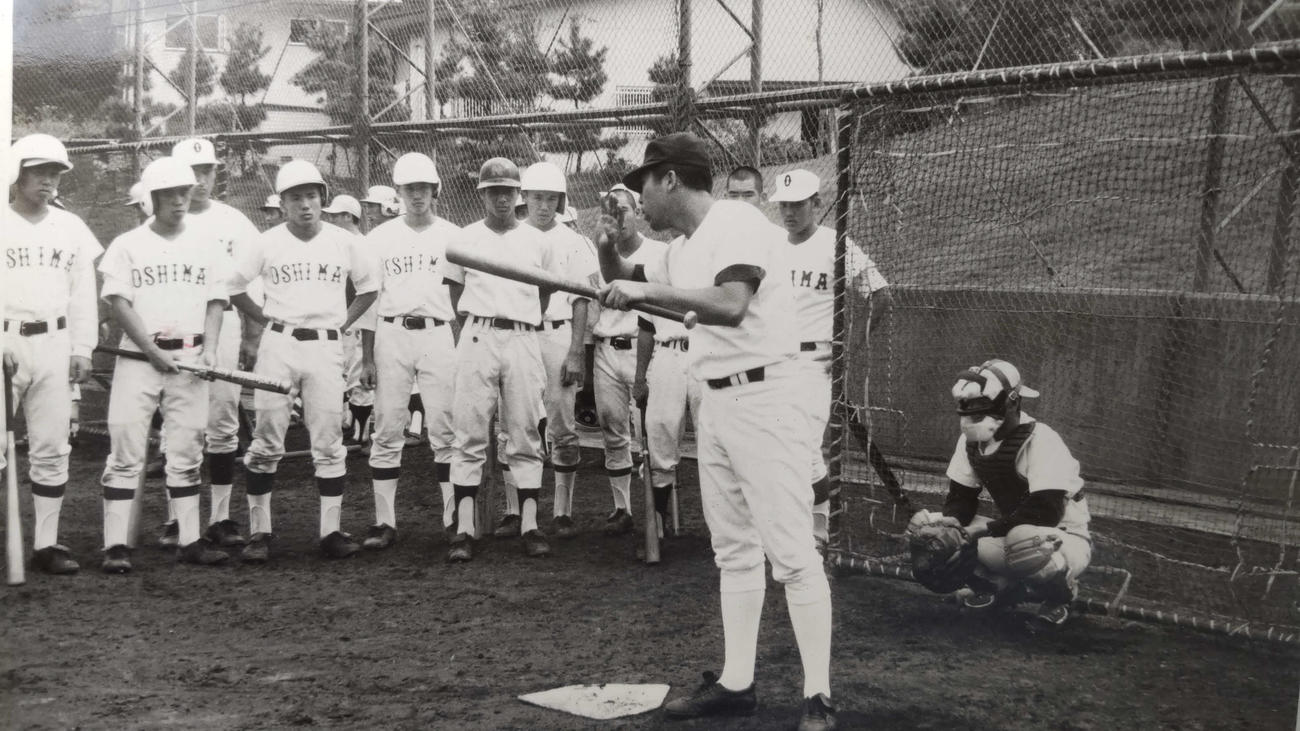 1979年（昭54）に遠征してきた大島高校野球部のメンバーに、日大三高グラウンドでバントの指導をする当時学生コーチだった小倉全由氏（本人提供）