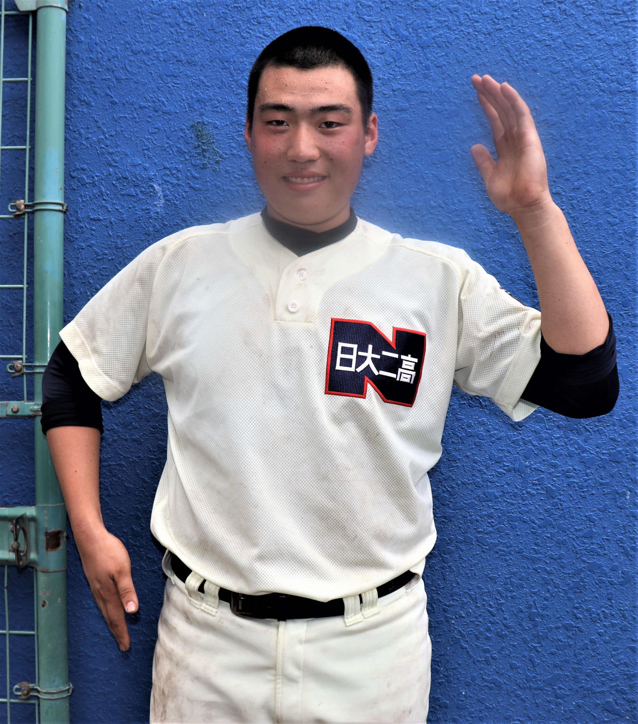 Nポーズで写真に納まる日大二・崎山（撮影・玉利朱音）