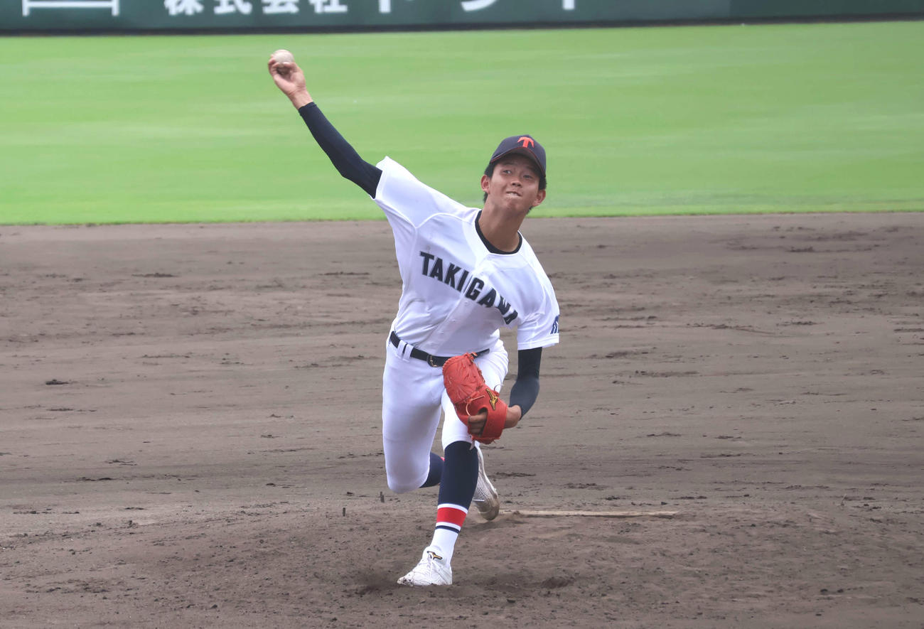 滝川二対明石南　6回7奪三振の投球でチームを救った滝川二・坂井（撮影・原田竣矢）