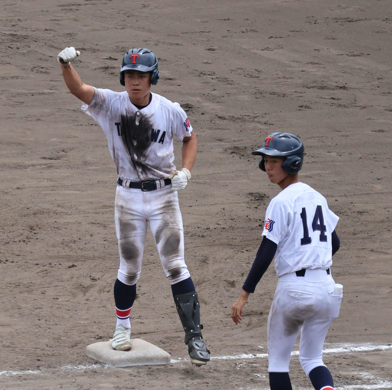 10回表、2点適時打を放ちベンチに向かってガッツポーズする滝川二・主将の田村（撮影・原田竣矢）