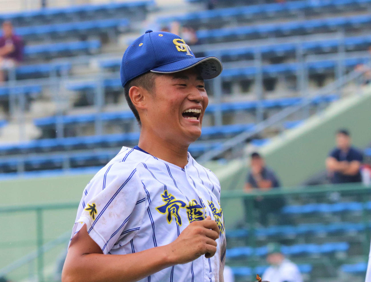 佐野対青藍泰斗　3回表佐野2死三塁、好守で失点を防いだ押山主将が笑顔を見せる（撮影・黒須亮）
