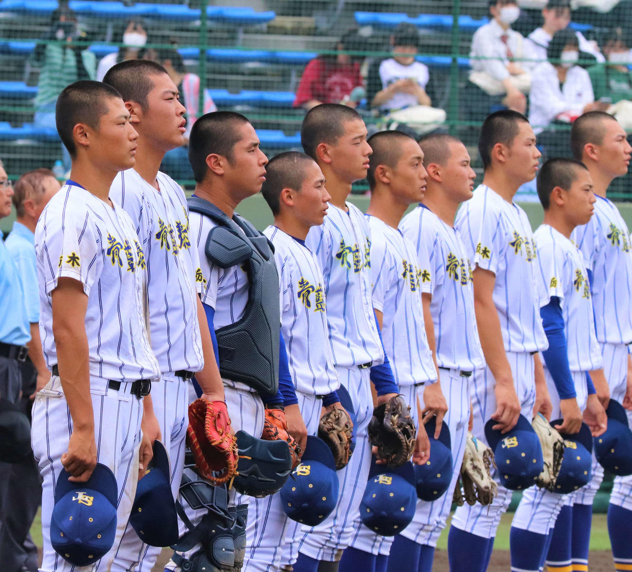 佐野対青藍泰斗　ベスト8進出を決め校歌を歌う青藍泰斗の選手ら（撮影・黒須亮）