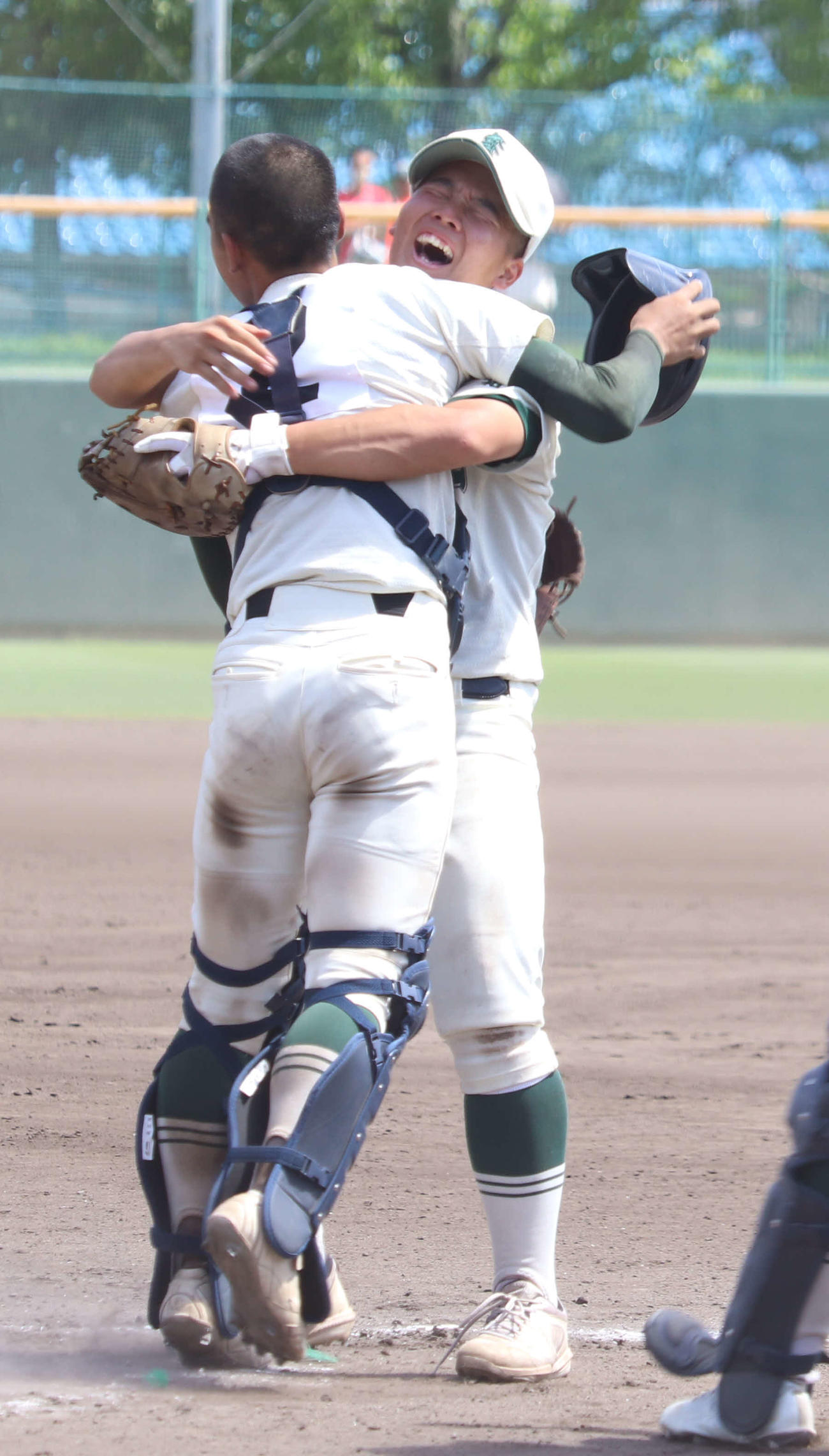 高野山対智弁和歌山　勝利後、喜び抱き合う高野山の選手ら（撮影・松野奈音）