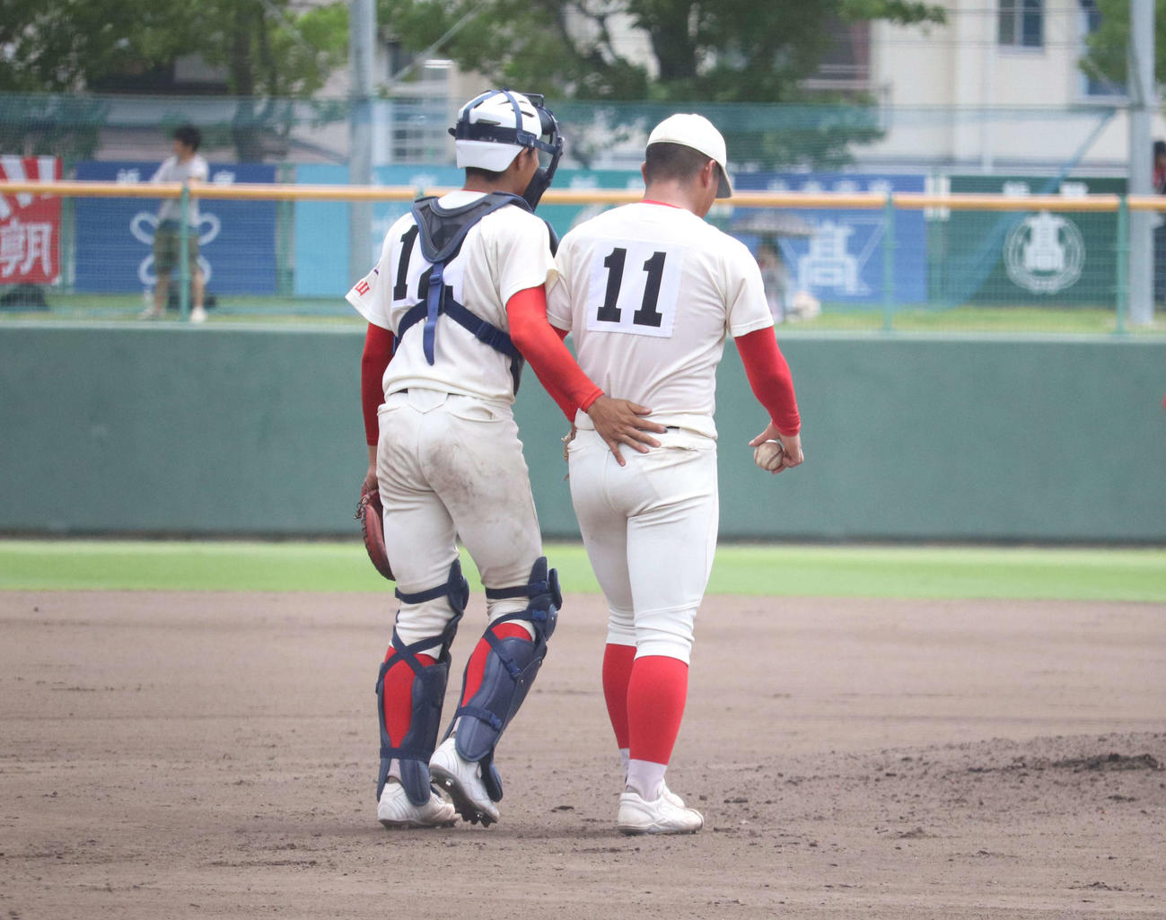 和歌山大会　高野山対智弁和歌山　7回表コントロールが乱れる清水を励ます上田（撮影・松野奈音）