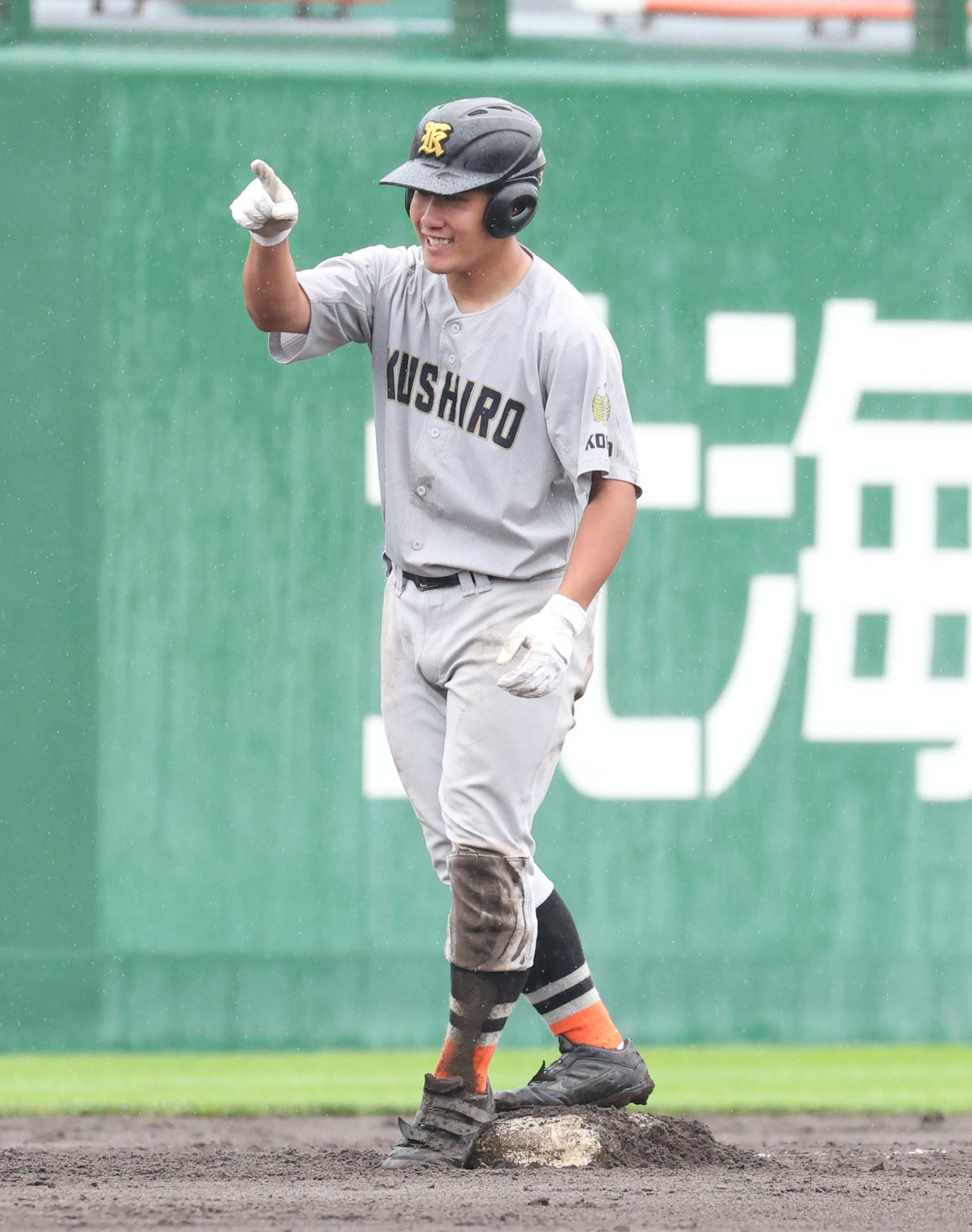 釧路工対釧路江南　7回表釧路工2死一、二塁、適時三塁打を放ちポーズをとる河越（撮影・佐藤翔太）