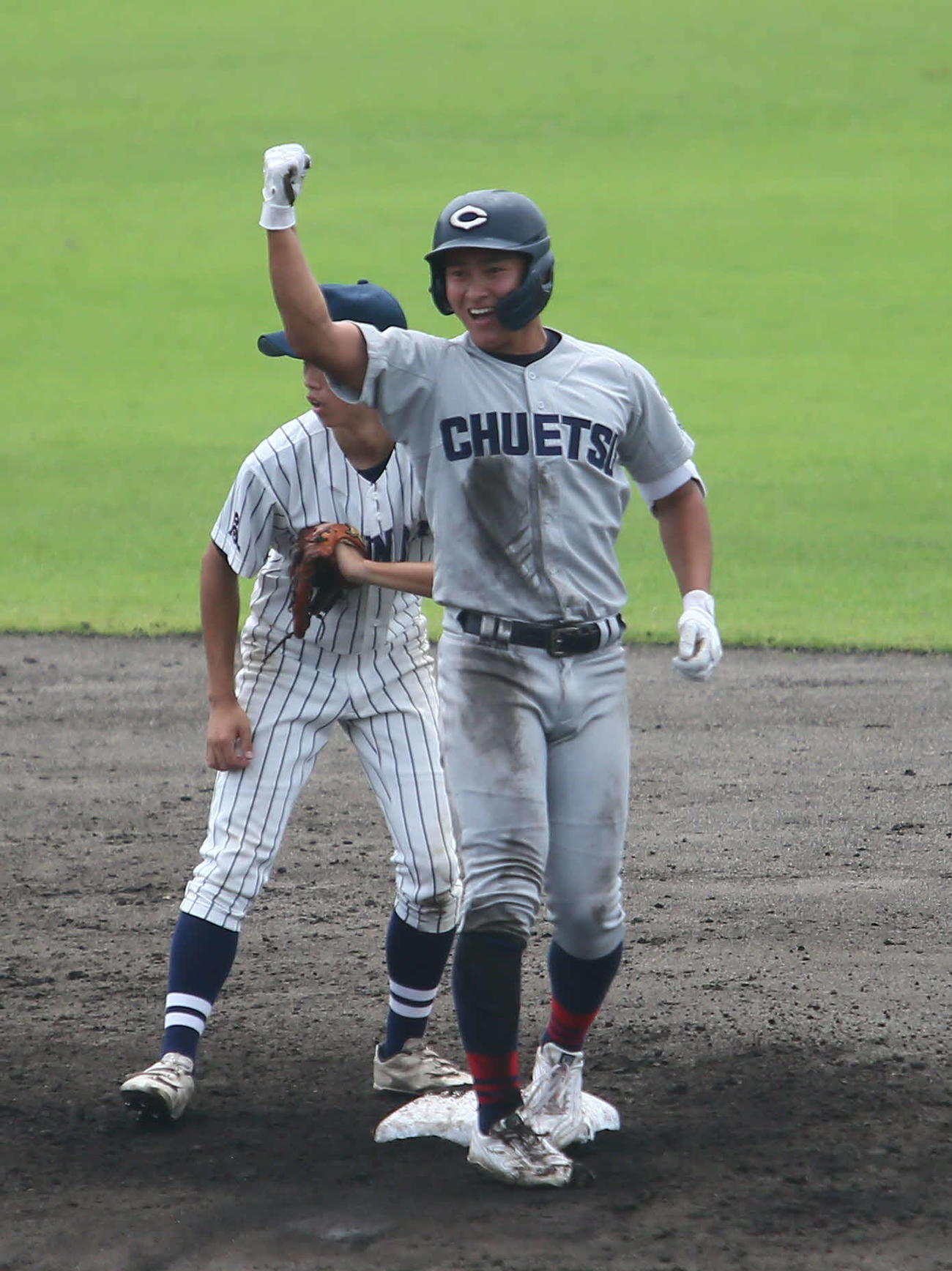 新潟江南対中越　1－0の3回1死一、二塁で右中間への適時二塁打を打った中越・波方は塁上でガッツポーズ