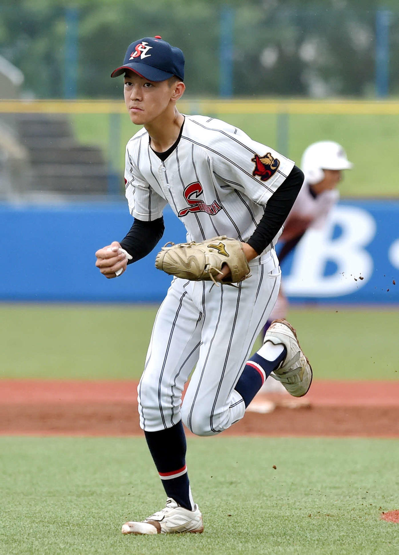 柴田対古川　7回表古川1死一、二塁、併殺打でピンチを切り抜け、ベンチに引き揚げる藤田（撮影・相沢孔志）