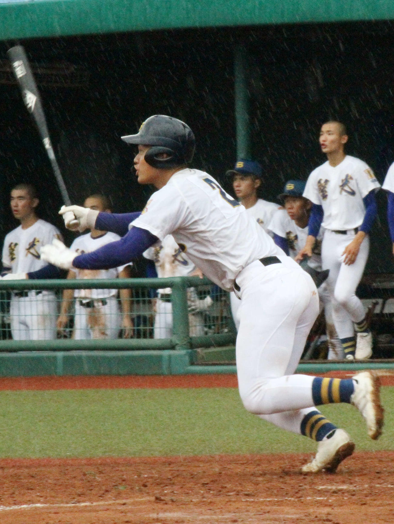 5回聖光学院2死満塁、右翼へ3点適時二塁打を放つ杉山
