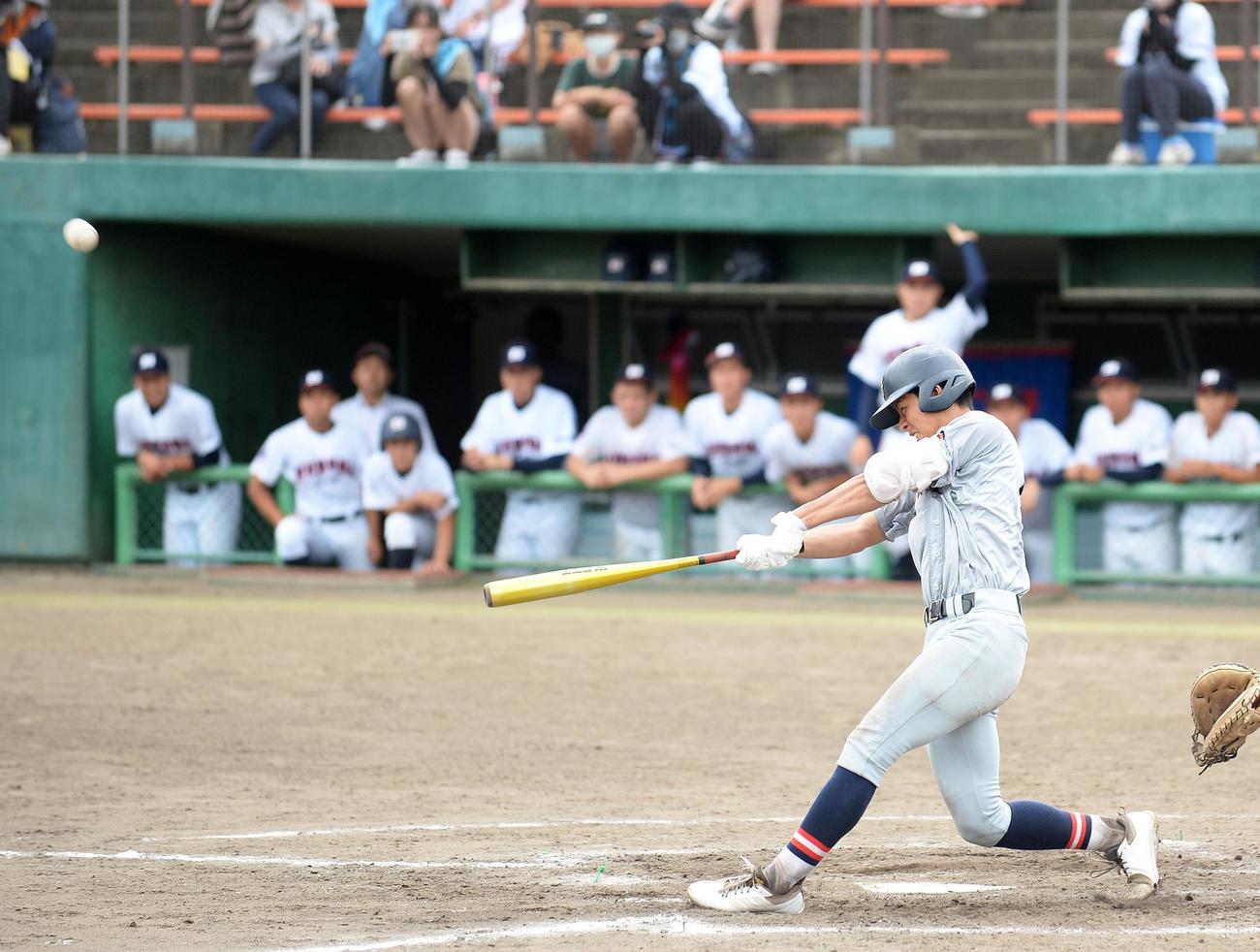 9回2死二、三塁で逆転サヨナラ3ランを放つ袋井の藤井内野手