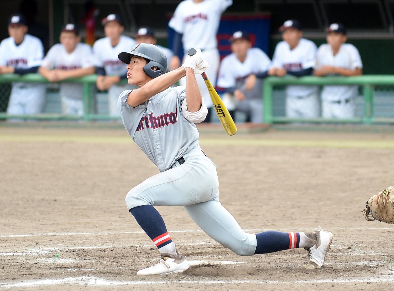 9回2死二、三塁で逆転サヨナラ3ランを放つ袋井の藤井内野手