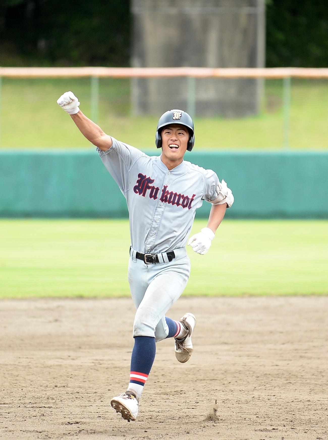 逆転サヨナラ3ランを放ち、ガッツポーズする袋井の藤井内野手