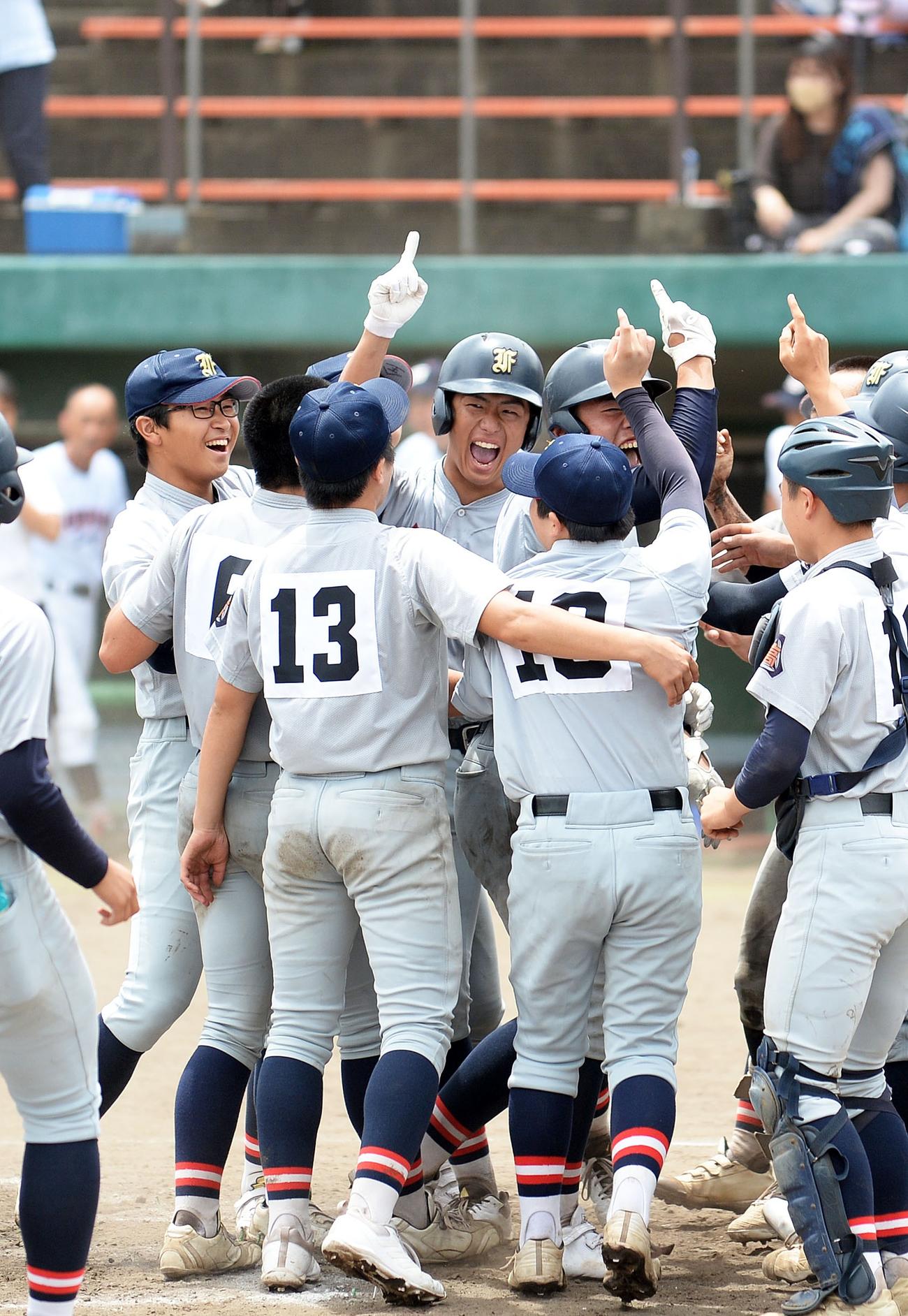 歓喜の輪の中心で雄たけびを上げる袋井の藤井内野手