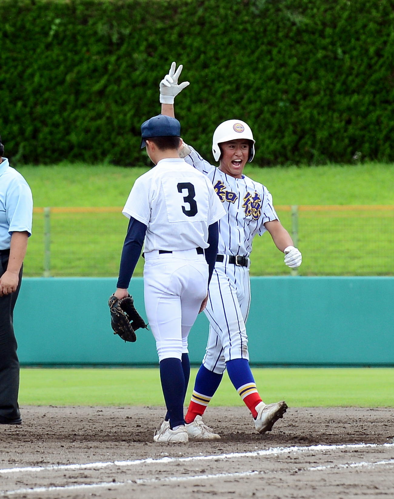 2回裏知徳2死一、三塁、先制の左前適時打を放ち笑顔の知徳・伊藤