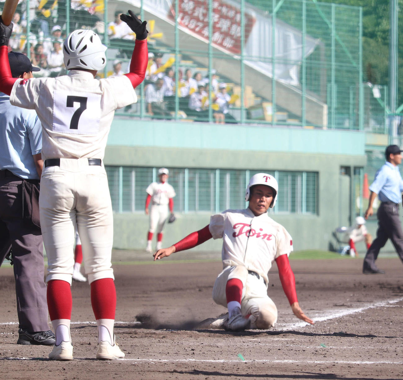 和歌山大会　桐蔭対熊野　4回裏一死、スライディングでホームインする宇治田（撮影・松野奈音）