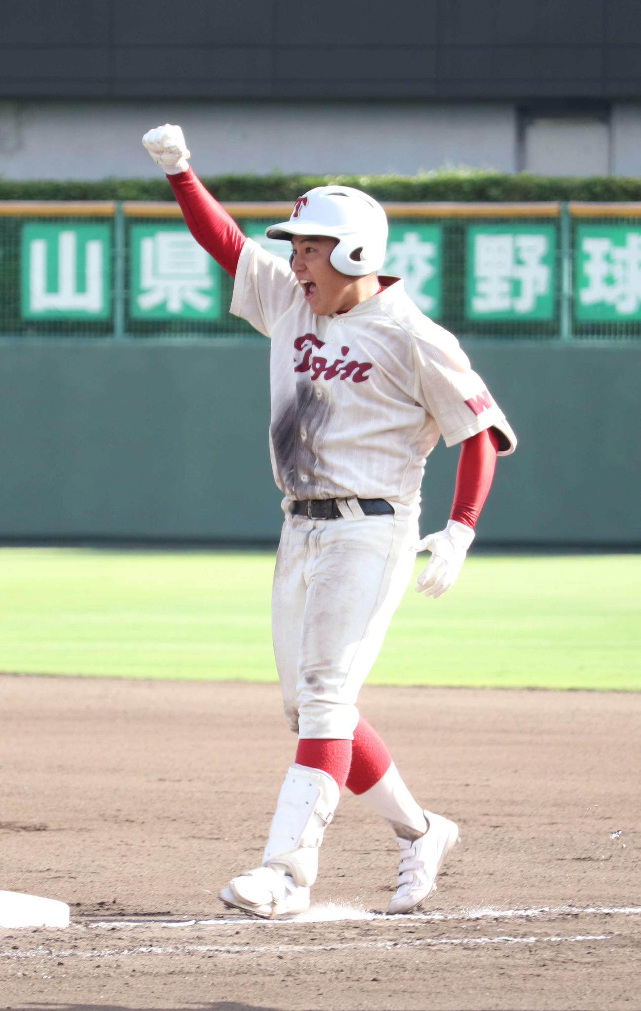 和歌山大会　桐蔭対熊野　6回裏二死右前打を放ちガッツポーズをする桐蔭・淡路（撮影・松野奈音）