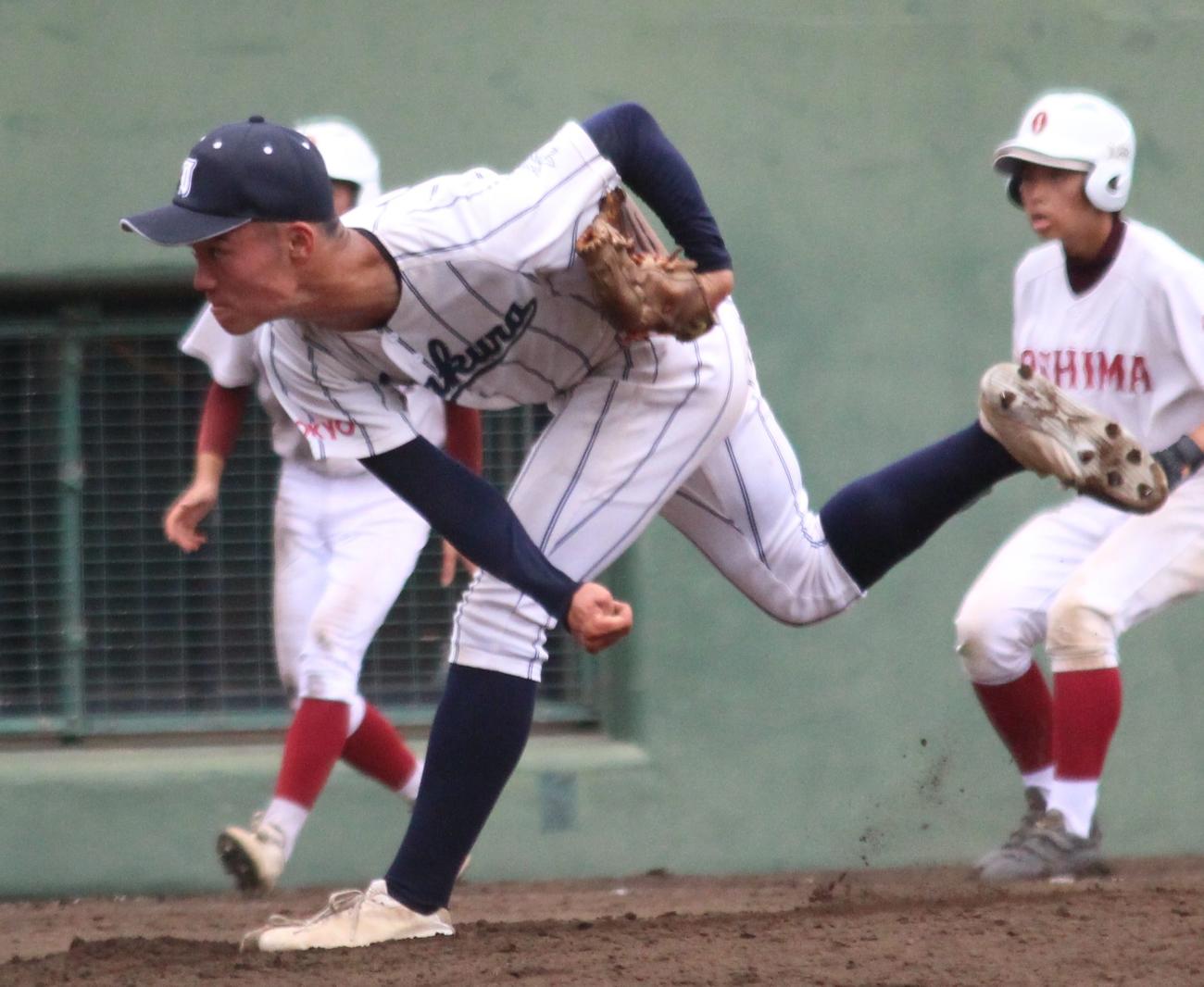 先発し力投する岩倉・大野（撮影・保坂恭子）