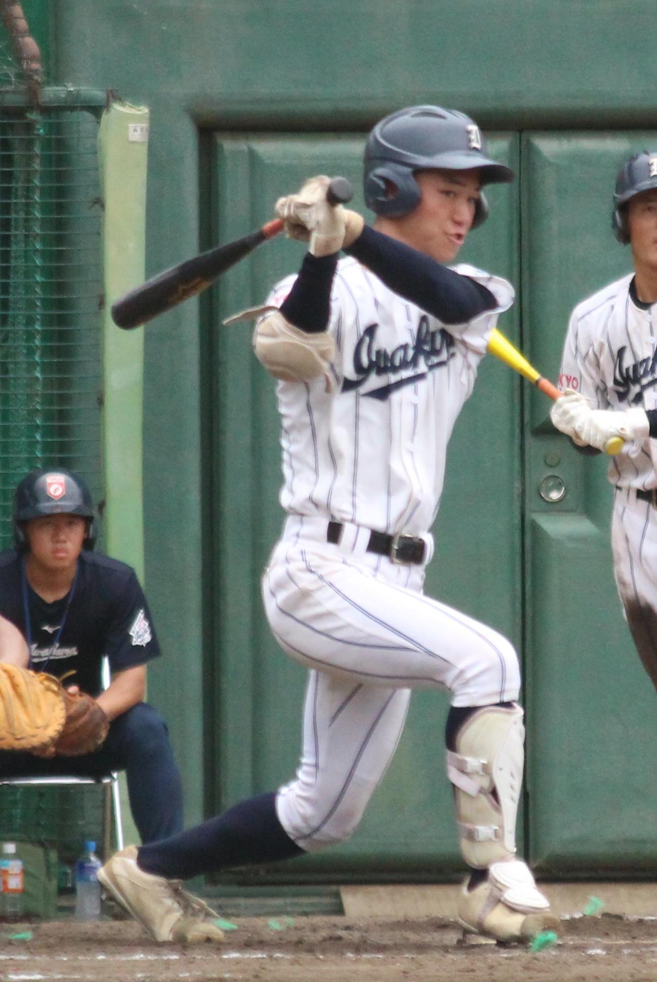 4回裏岩倉2死二塁、適時三塁打を放つ大野（撮影・保坂恭子）