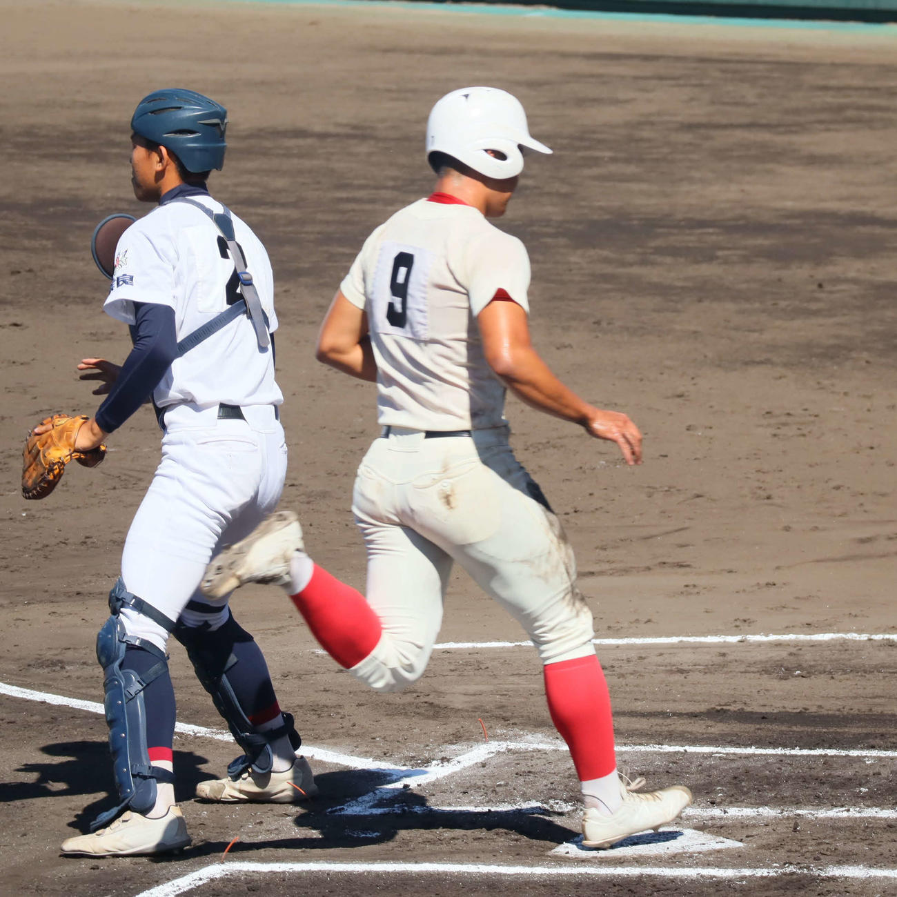 奈良大会　智弁学園対香芝　1回、中山優月内野手の犠飛で先制のホームを踏む智弁学園の松本（撮影・村松万里子）