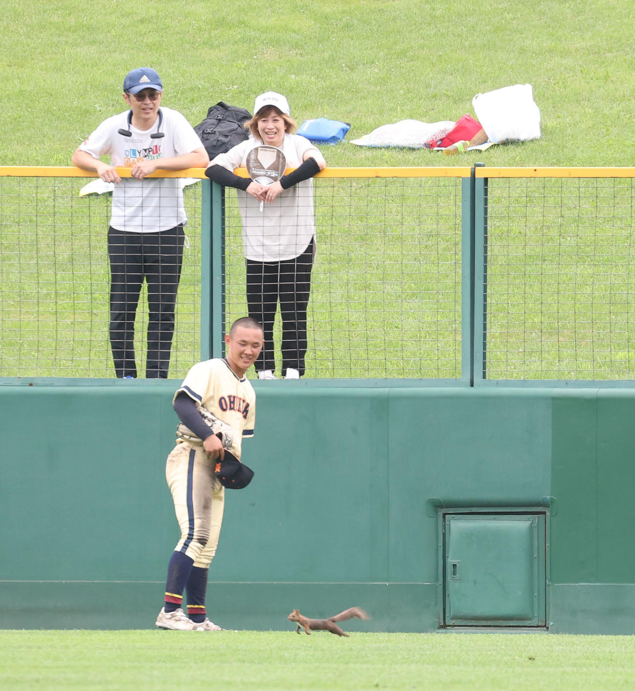 帯広農対旭川永嶺　試合中に乱入してきたエゾリスに笑顔を見せる帯広農の選手とスタンド応援席のファン（撮影・佐藤翔太）