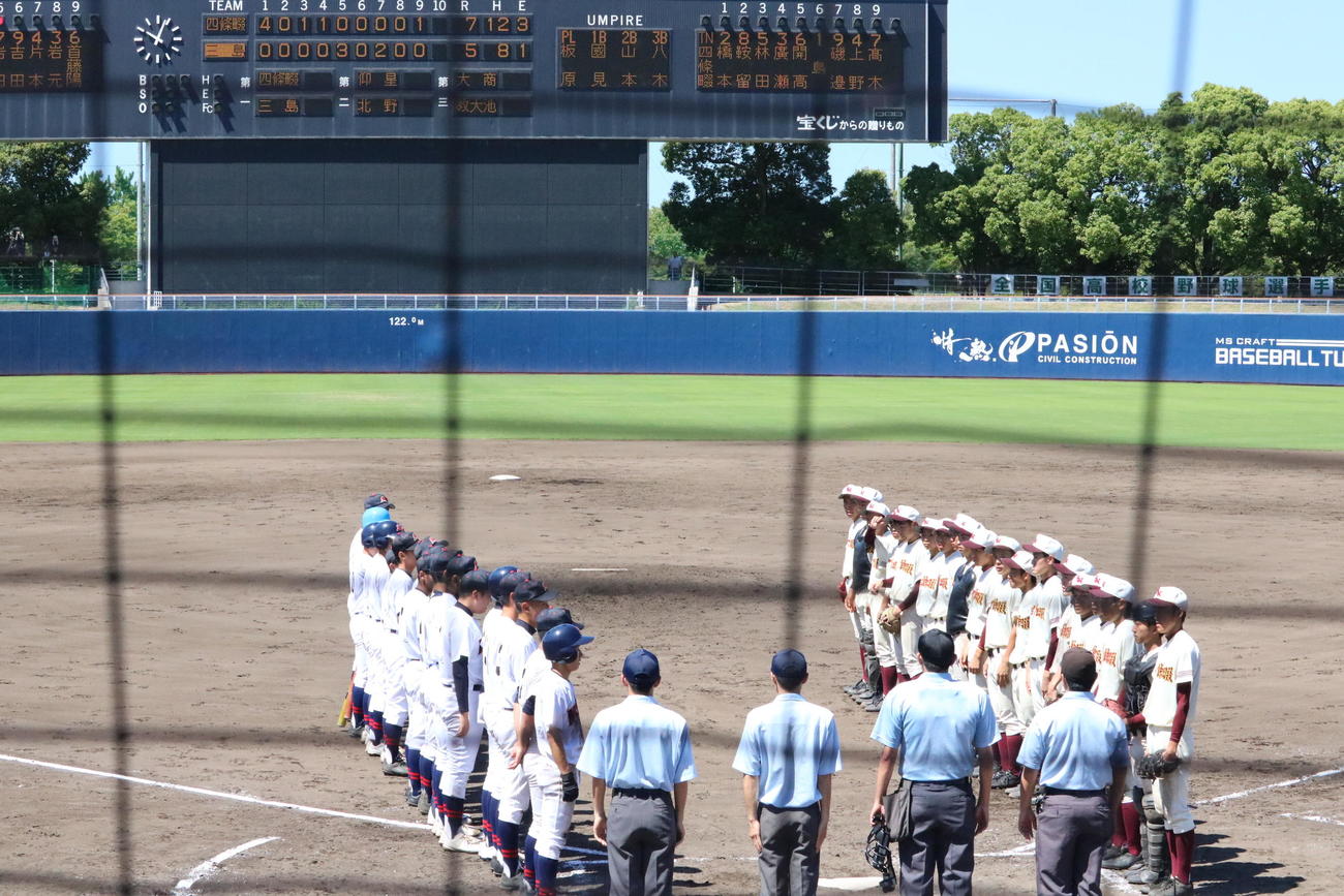 四條畷対三島　継続試合が終了し、あいさつする両校の選手たち（撮影・林亮佑）