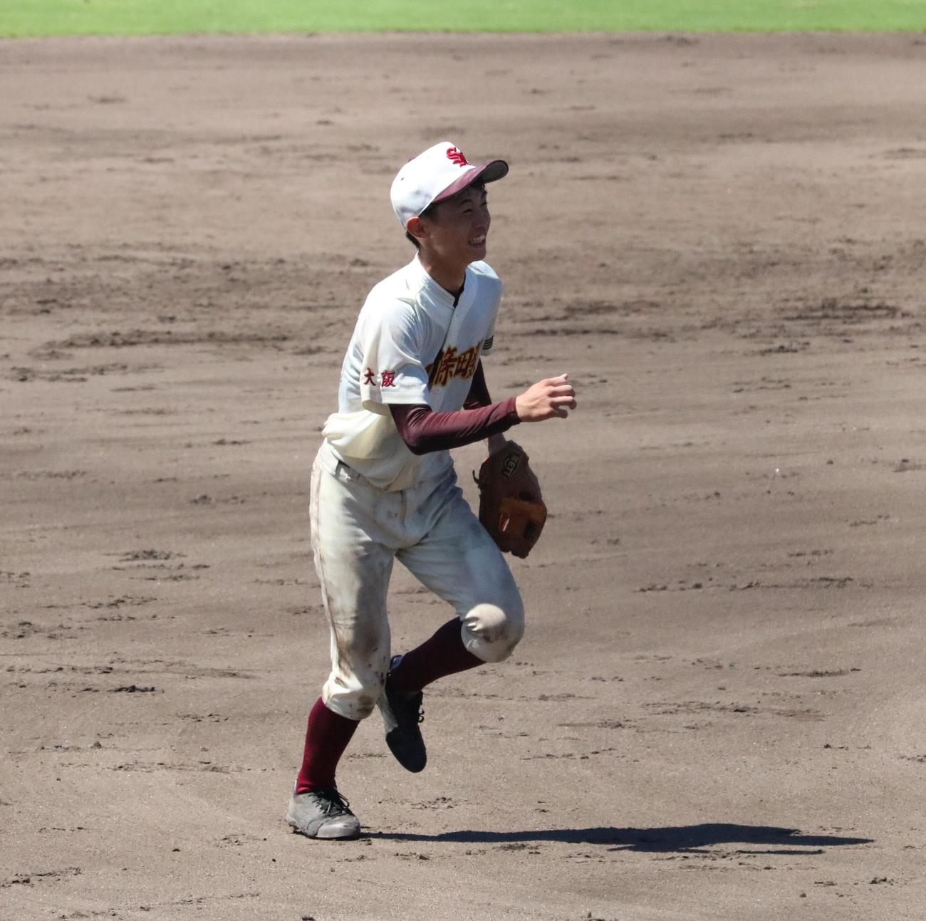 四條畷対三島　好リリーフだった四條畷の島応示郎投手は勝利し笑顔を見せる（撮影・林亮佑）