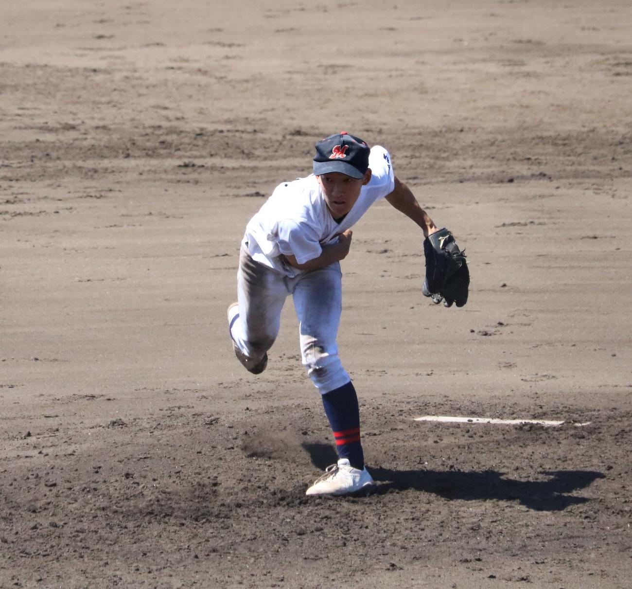 四條畷対三島　リリーフ登板した三島主将の首藤日々希内野手（撮影・林亮佑）
