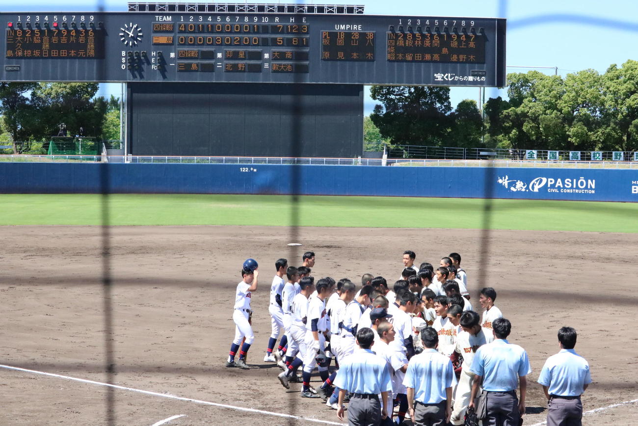 四條畷対三島　継続試合が終了し、握手する両校の選手たち（撮影・林亮佑）